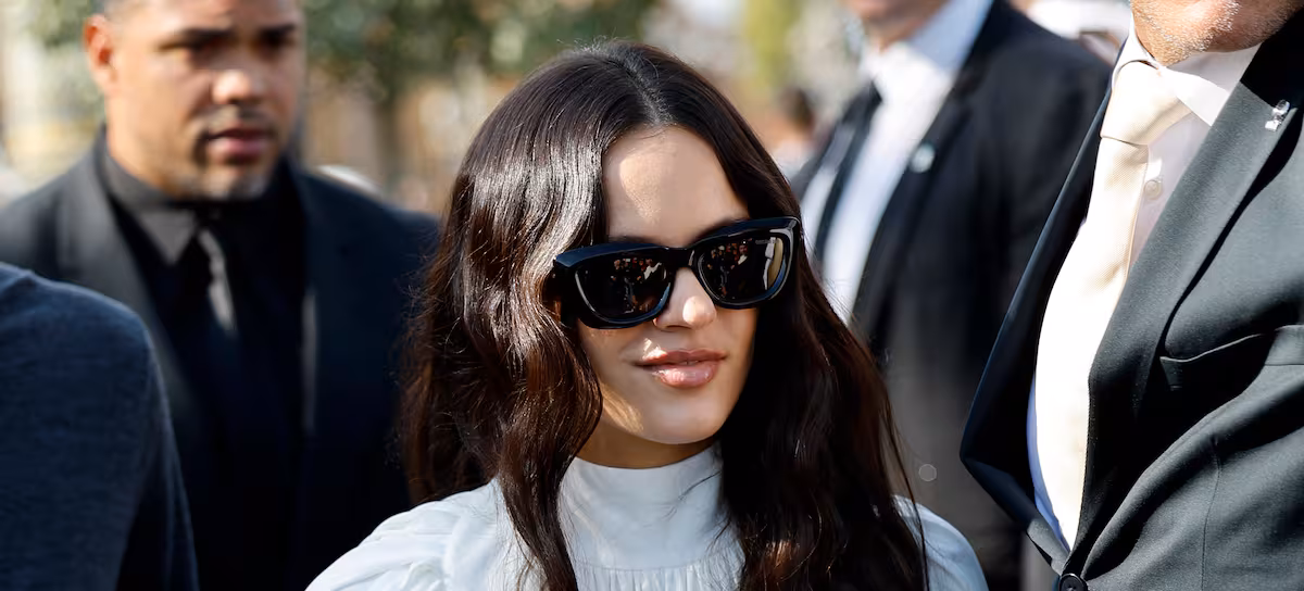 Rosalía continúa con la promo de 'Lux', haciendo parada en Nueva York y con Dua Lipa y Callum Turner como invitados estrella